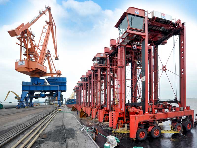 Portalhubwagen für Container im Elbehafen Brunsbüttel Ports