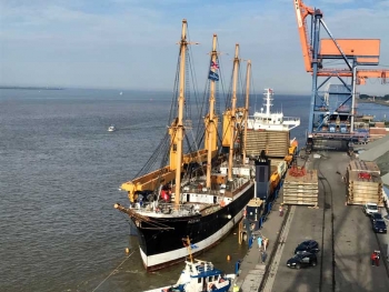 Das Ausschwimmen der PEKING im Brunsbütteler Elbehafen