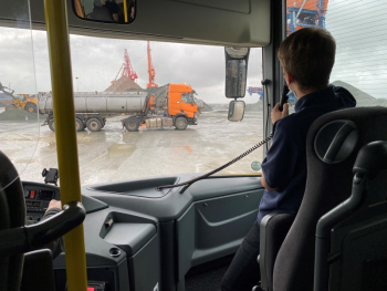 Bei der Hafentour mit dem Bus erkunden potenzielle Azubis ihren zukünftigen Arbeitsplatz