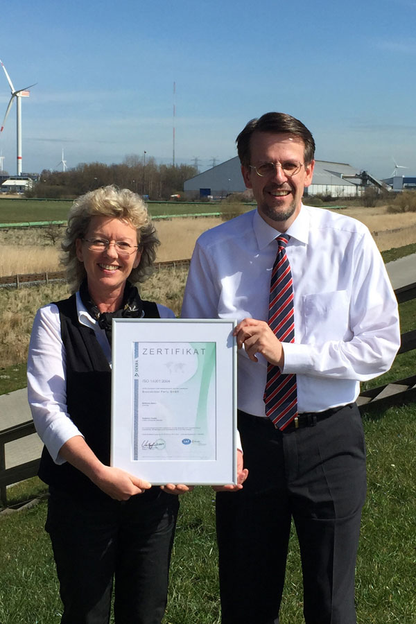 Brigitte Rau (Qualitätsmanagementbeauftragte) und Frank Schnabel mit dem Umweltzertifikat