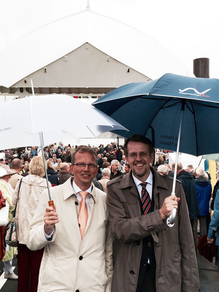 Holger Banik und Frank Schnabel (v.l.n.r.) vor der neuen Elbfähre der Reederei Elb-Link