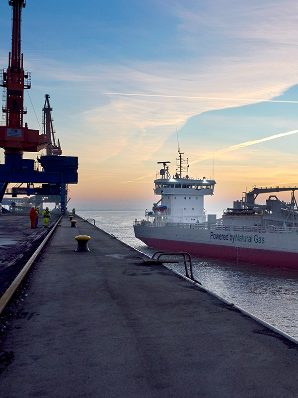 LNG getankes Schiff am Elbehafen