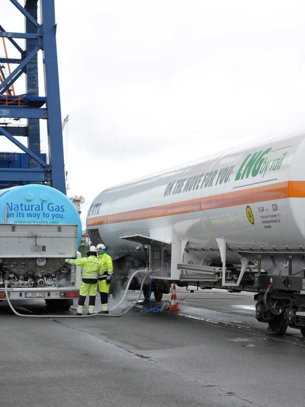 LNG-Verladung im Elbehafen