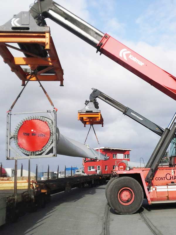 Umschlag eines Rotorblatts von einem Bahnwaggon im Elbehafen