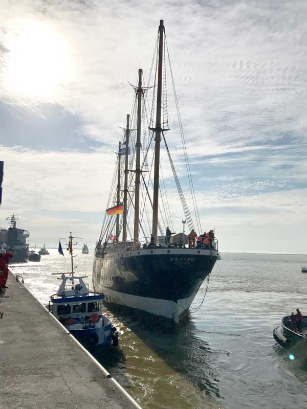 Die PEKING schwimmt in Richtung Wewelsfleth